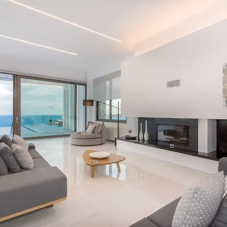 Aurora Luxury Retreat Villa *
