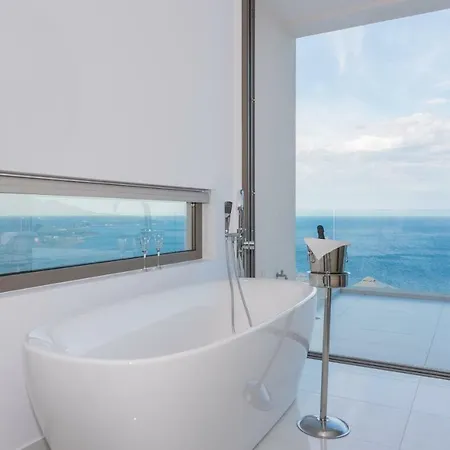 فيلة Aurora Luxury Retreat *